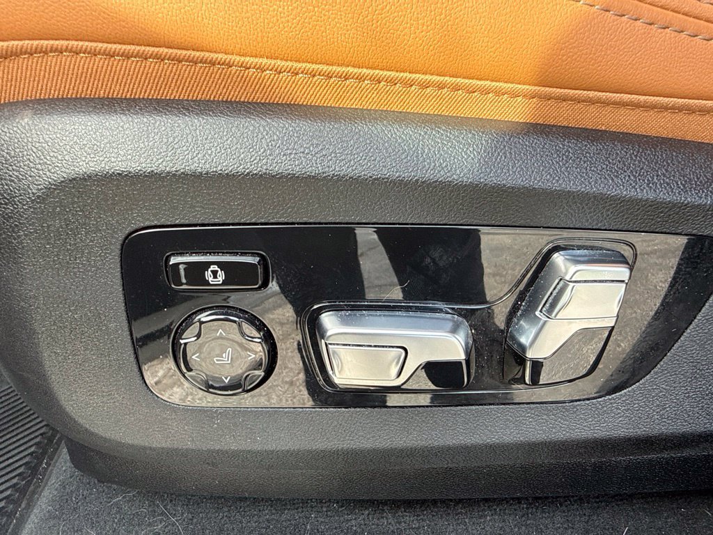Used 2025 White BMW M60i image 15