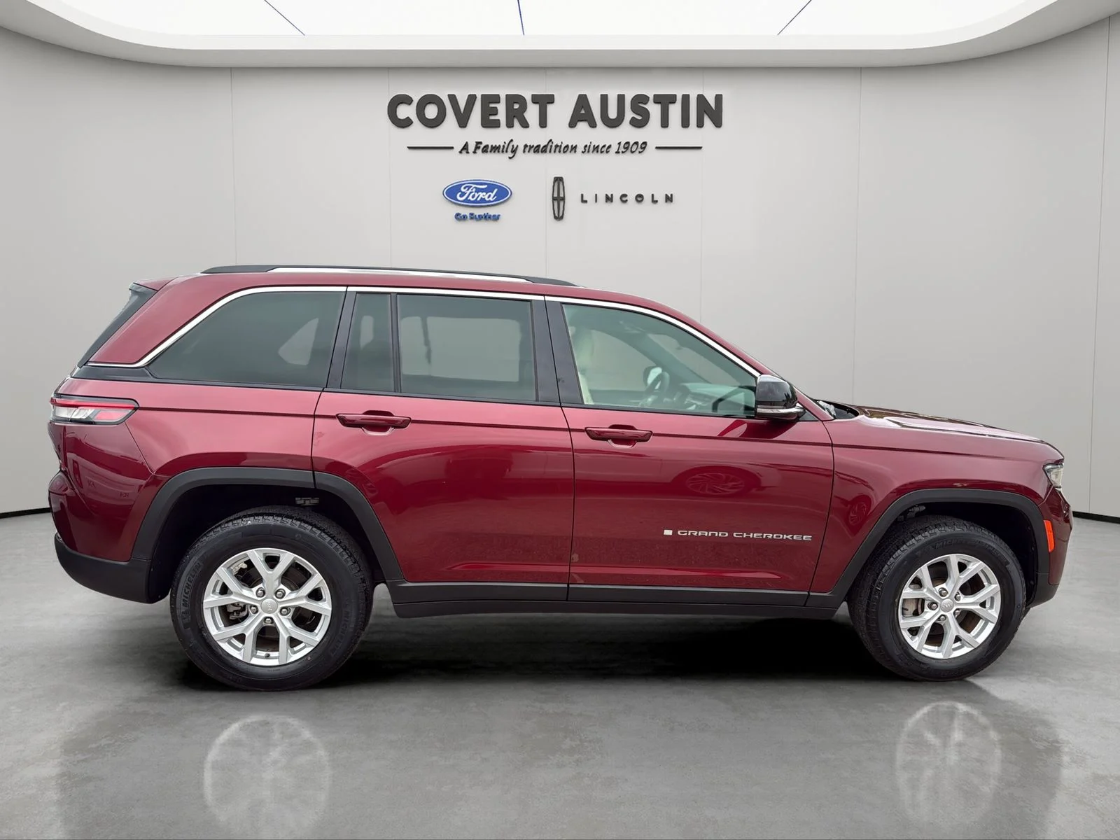 Used 2023 Red Jeep Limited image 6