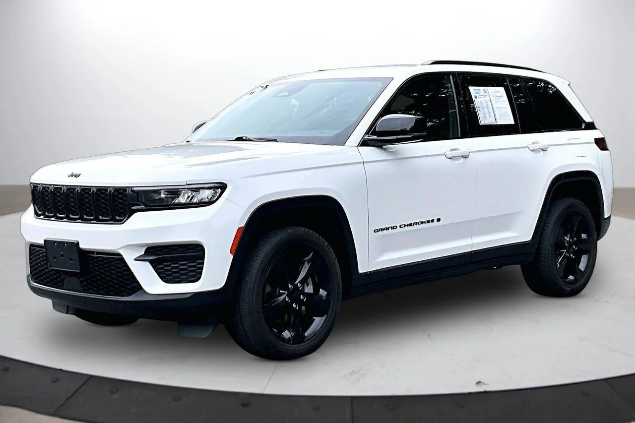 Used 2023 White Jeep Altitude X image 4