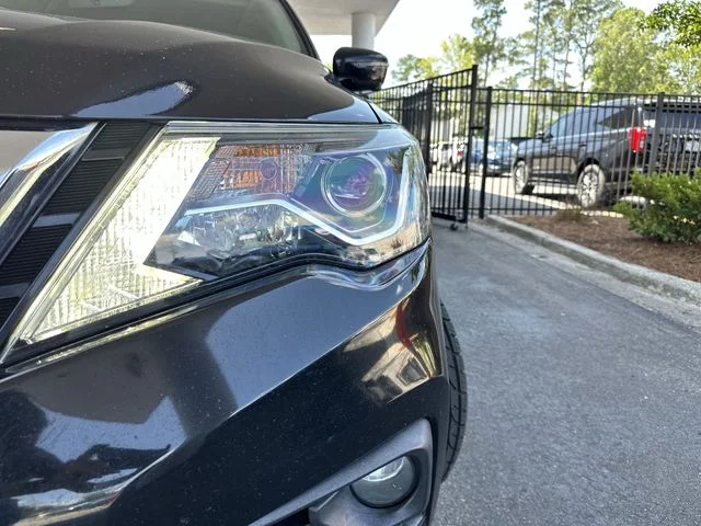 Used 2020 Black Nissan SL image 9