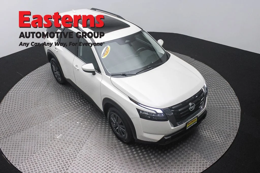 Used 2023 White Nissan SV image 3