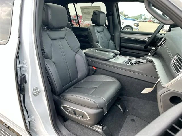 New 2026 Bright White Clear-Coat Exterior Paint Jeep Limited Altitude image 27