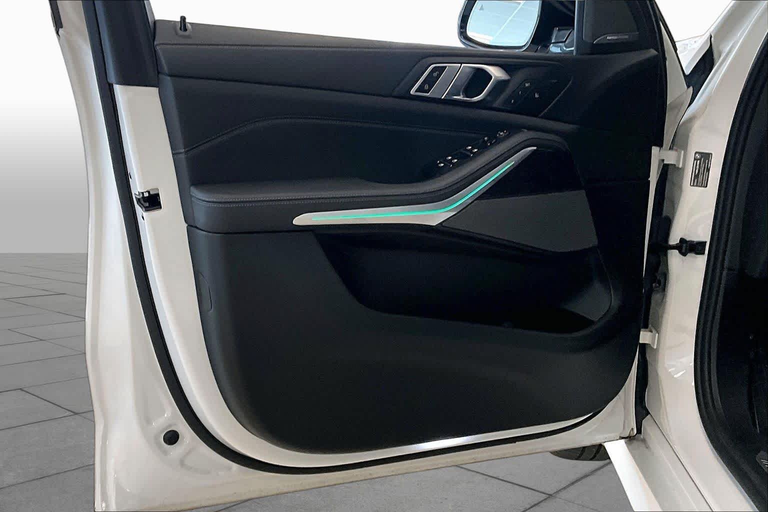Used 2025 Mineral White Metallic BMW sDrive40i image 20