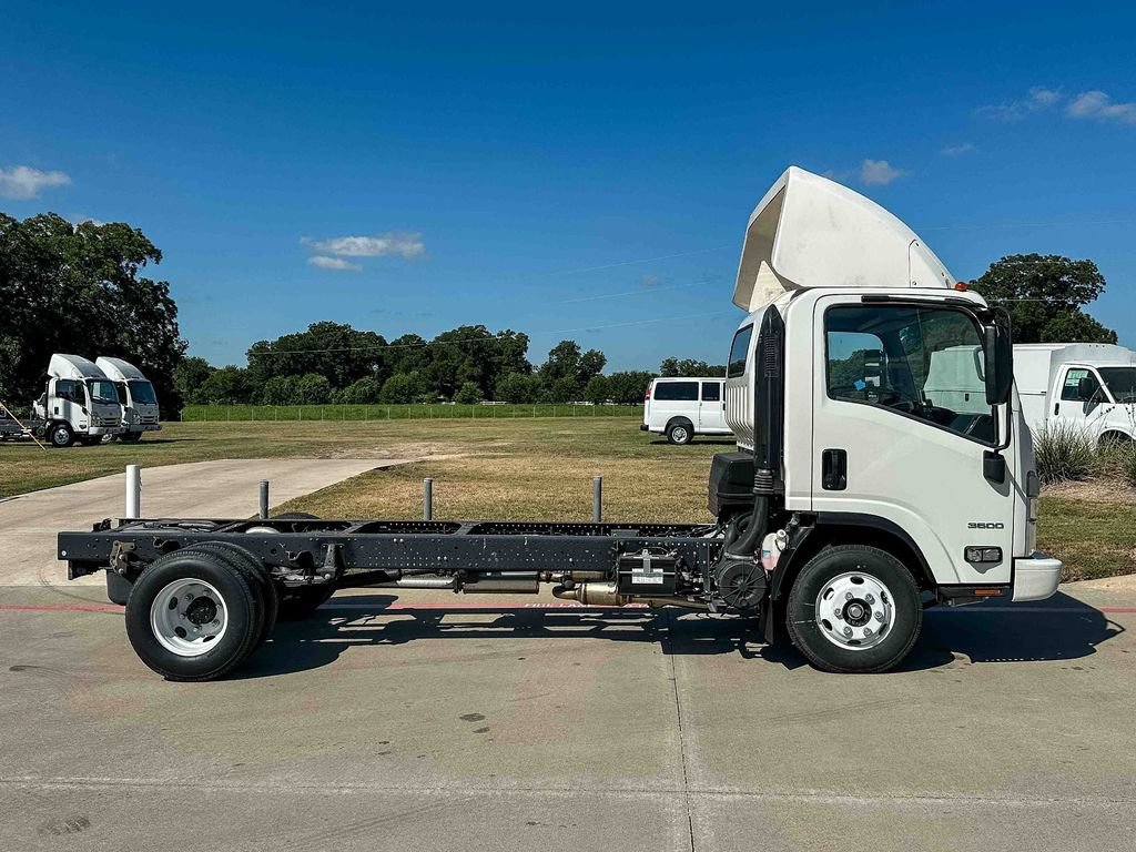 New 2024 Arc White Chevrolet  image 4