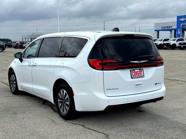 Used 2024 White Chrysler Select image 10