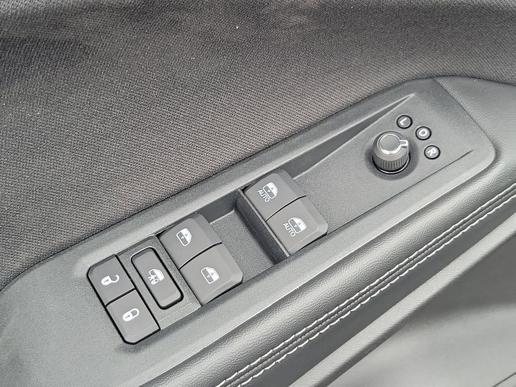 New 2026 Diamond Black Crystal Pearlcoat Jeep Laredo image 13