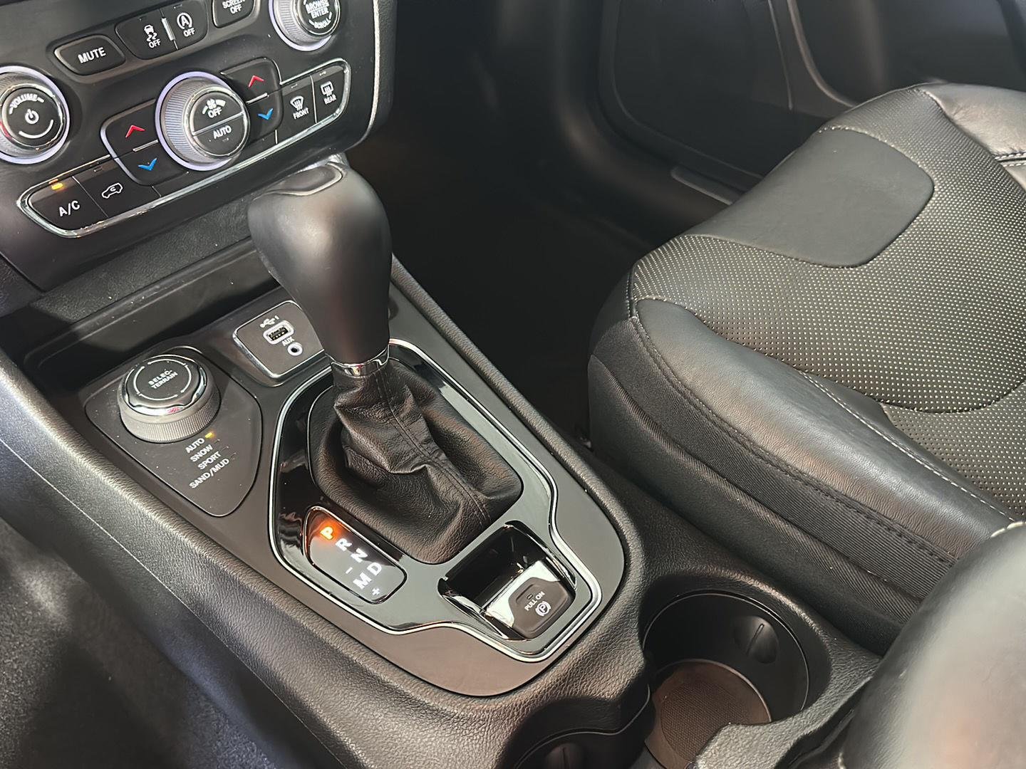 Used 2019 Diamond Black Crystal Pearlcoat Jeep Limited image 23