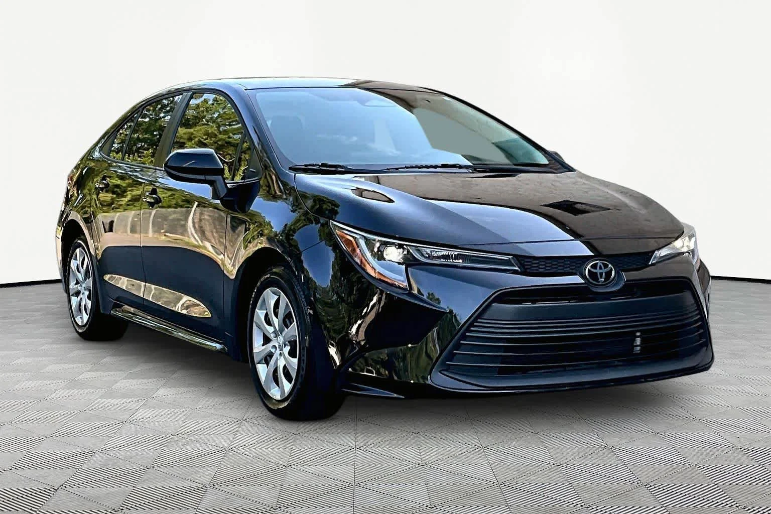 Used 2025 Midnight Black Metallic Toyota LE image 5