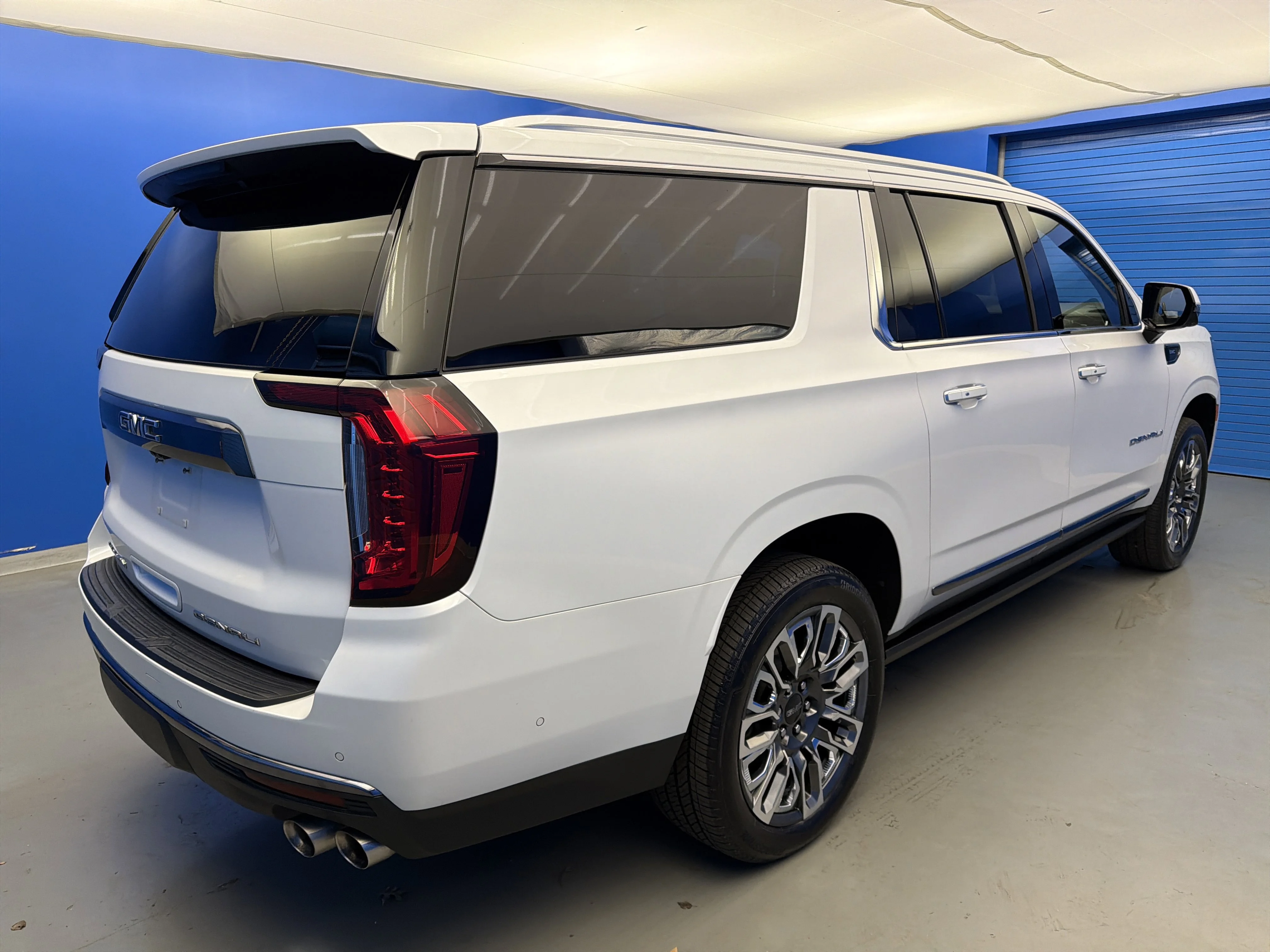 Used 2023 White Frost Tricoat GMC Denali Ultimate image 7