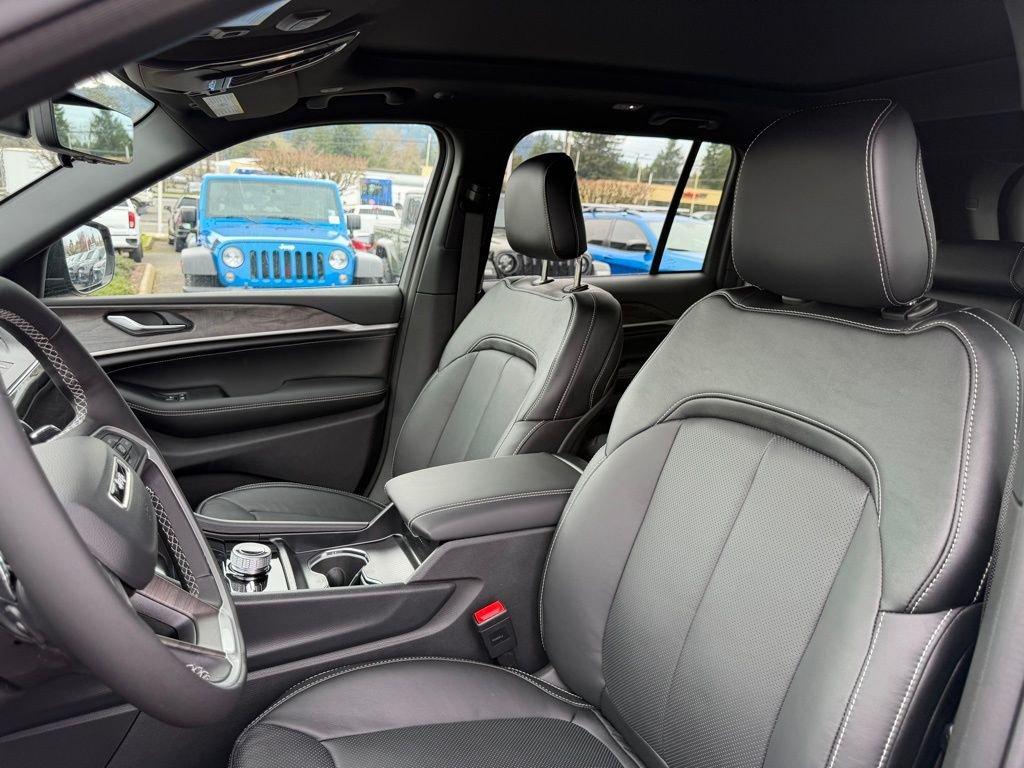 New 2026 Diamond Black Crystal Pearl-Coat Exterior Paint Jeep Limited Reserve image 15