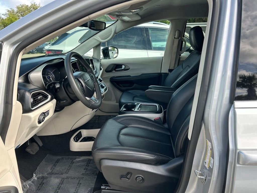 Used 2024 Silver Chrysler Touring L image 9