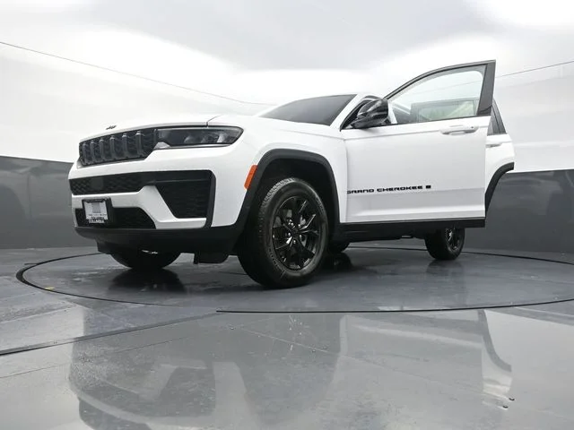 New 2026 Bright White Clear-Coat Exterior Paint Jeep Laredo Altitude image 33