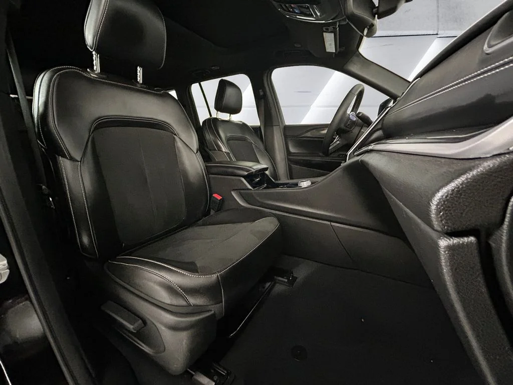Used 2023 Black Jeep Altitude image 14