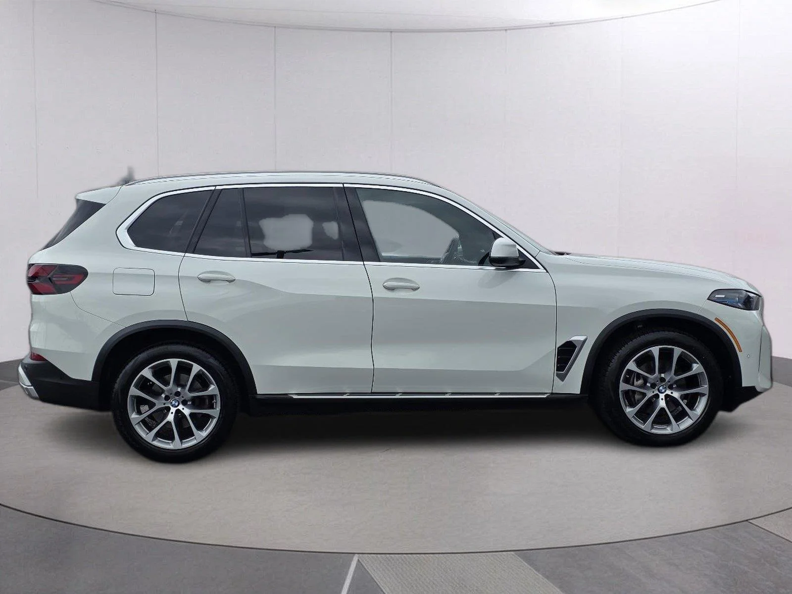 Used 2026  BMW sDrive40i image 4