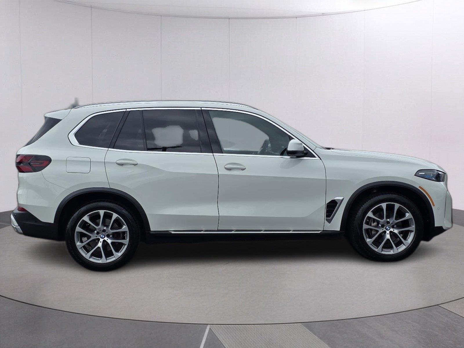 Used 2026  BMW sDrive40i image 4