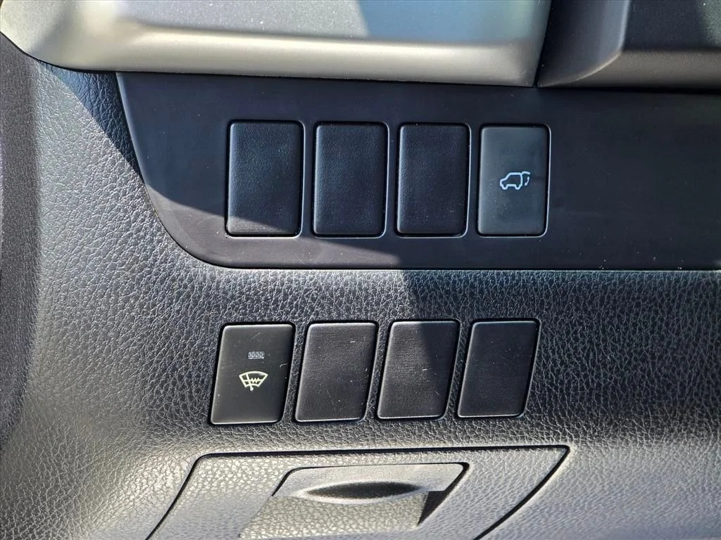 Used 2016  Toyota XLE V6 image 9