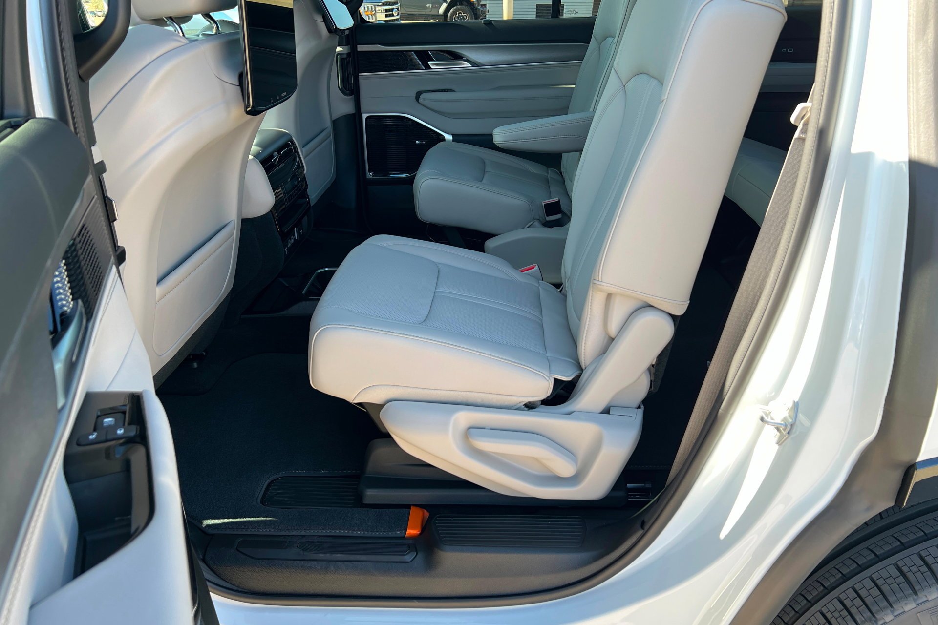 New 2026 Bright White Clear-Coat Exterior Paint Jeep Limited Reserve image 22
