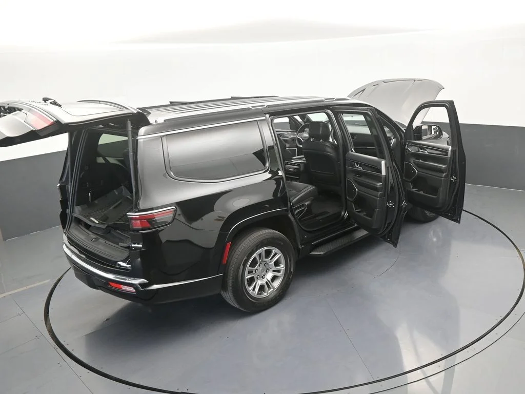 Used 2023 Diamond Black Crystal Pearlcoat Jeep Base image 75