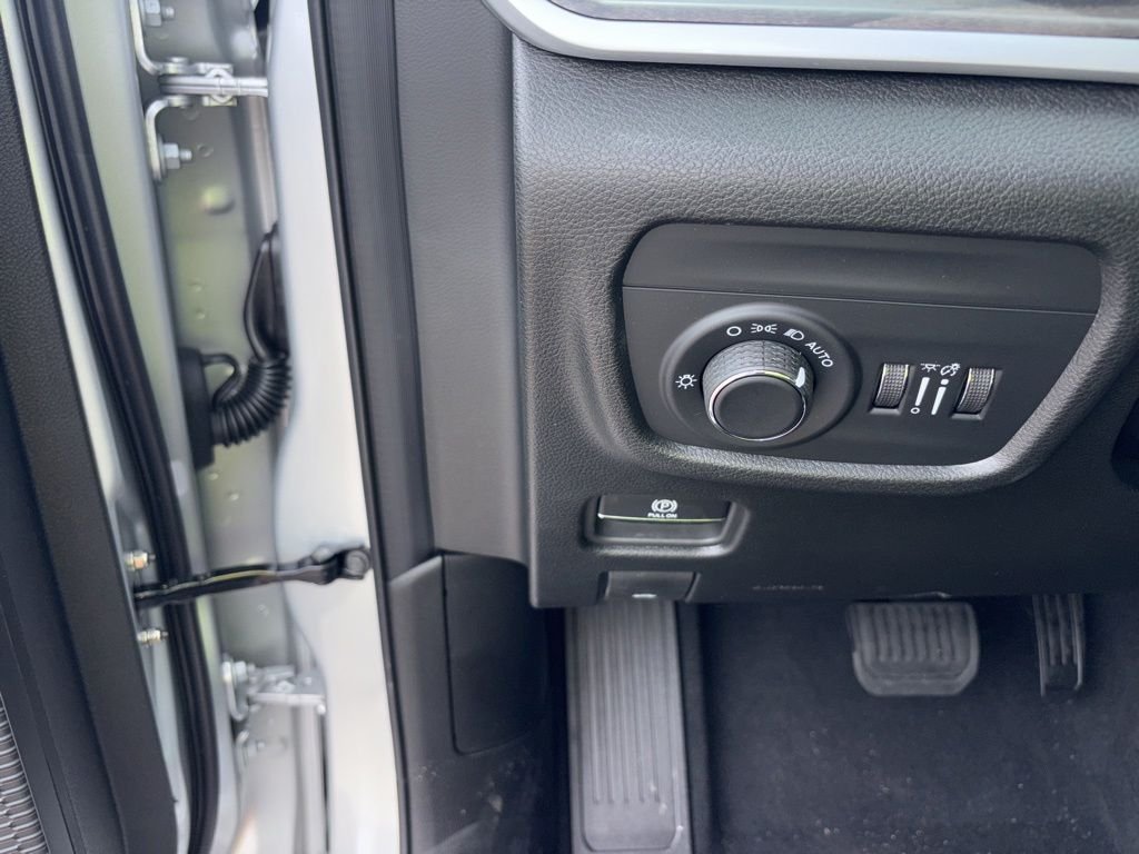 New 2026 Silver Zynith Exterior Paint Jeep Laredo image 23
