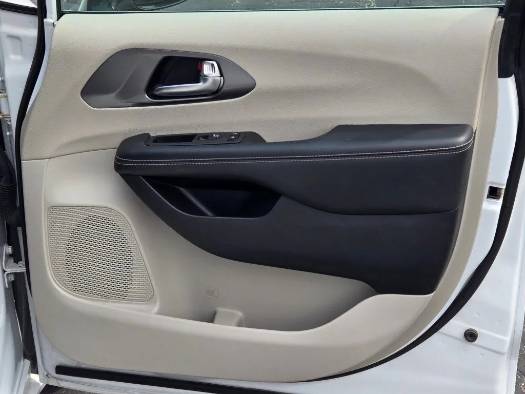 Used 2024 White Chrysler Touring L image 6