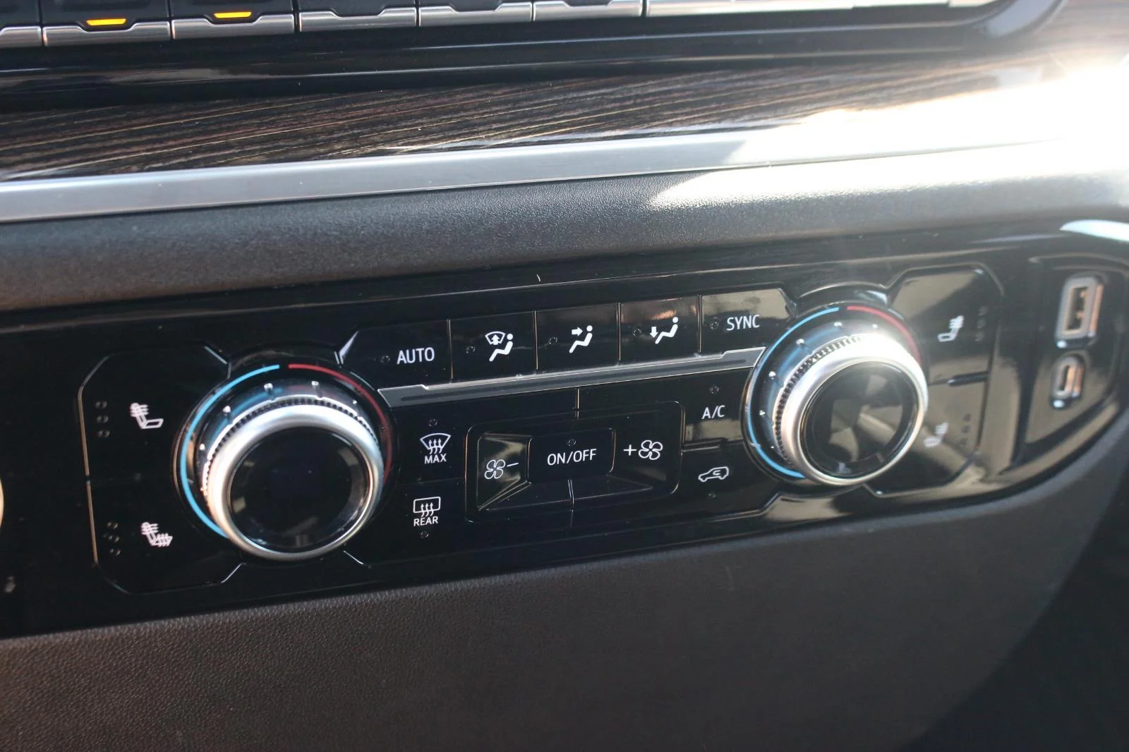 Used 2023 Summit White GMC Elevation image 27
