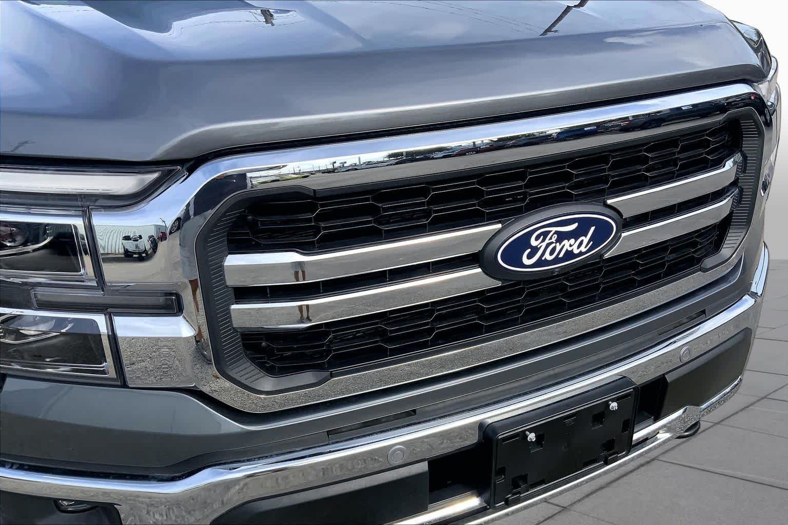 Used 2026 Carbonized Gray Metallic Ford LARIAT image 30