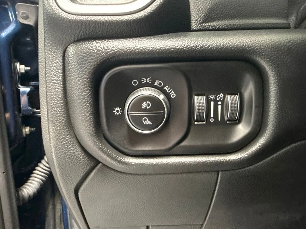 Used 2019 Blue Ram Laramie image 17