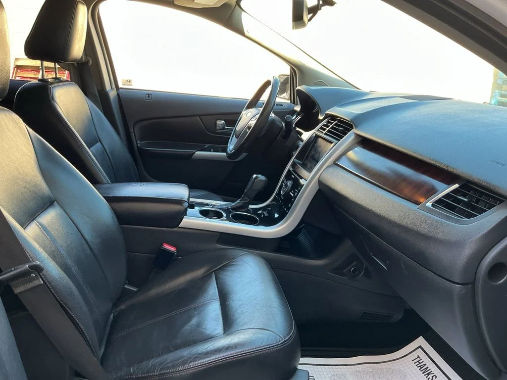 Used 2011 White Ford Limited image 26