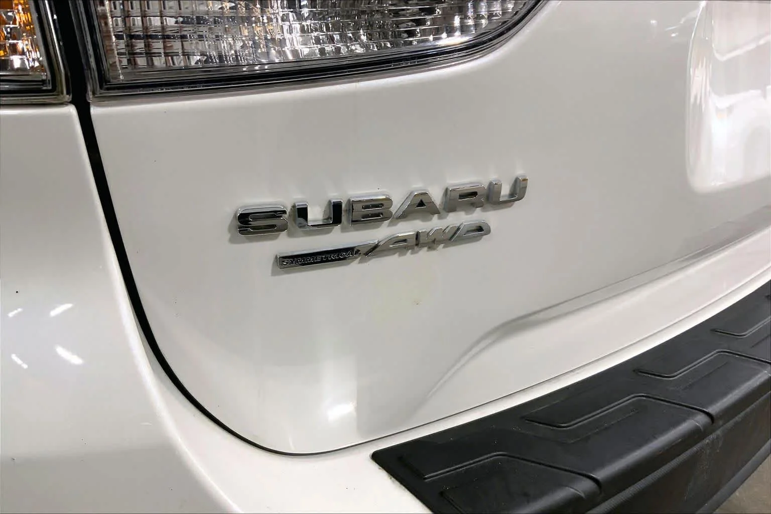 Used 2019 Crystal White Pearl Subaru Limited image 18