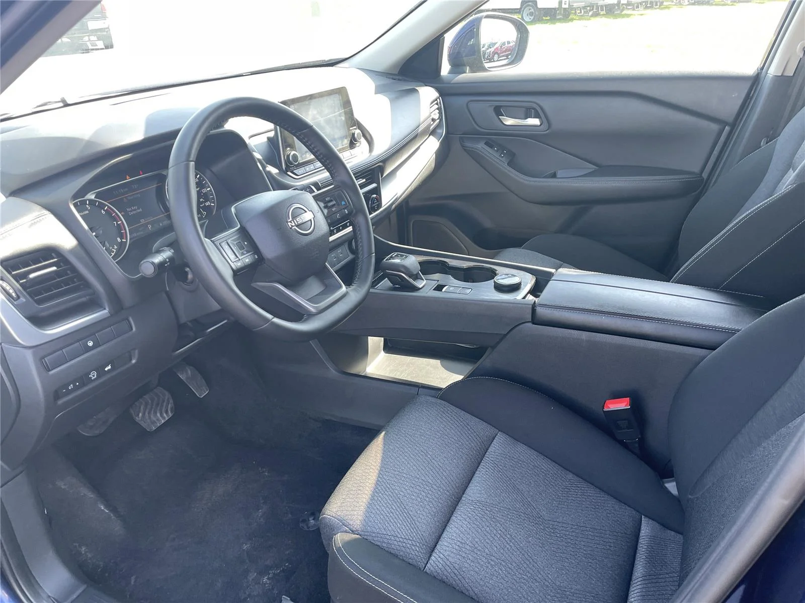 Used 2025 Deep Ocean Blue Pearl Nissan SV image 5