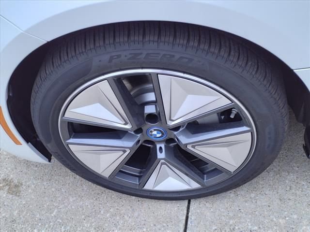Used 2024 Mineral White Metallic BMW xDrive40 image 17