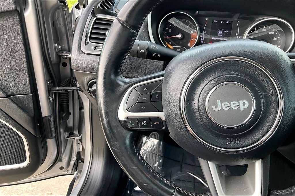 Used 2019 Silver Jeep Latitude image 17