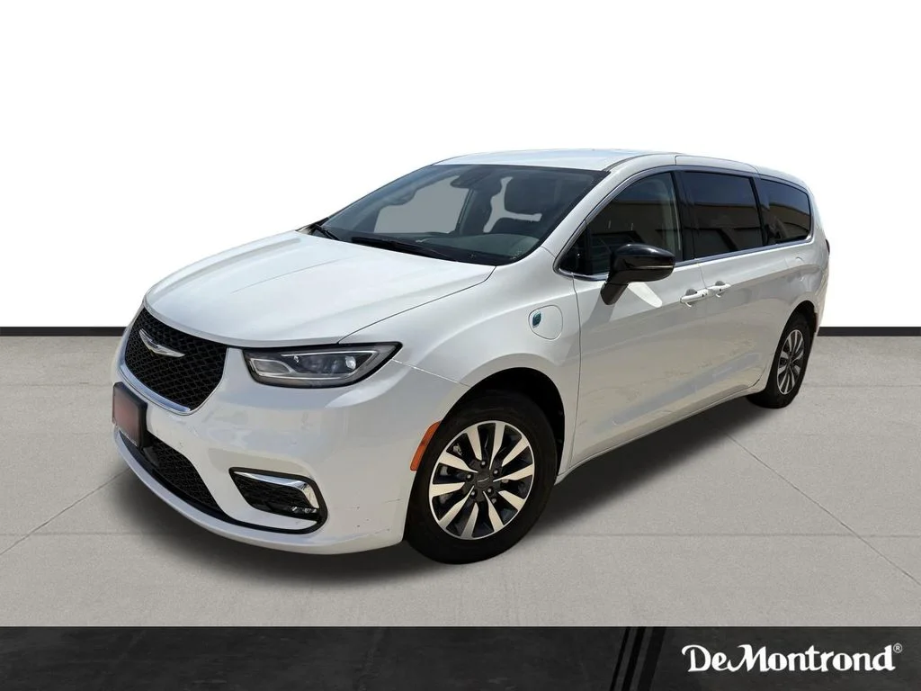 Used 2024 Bright White Clearcoat Chrysler Select image 1