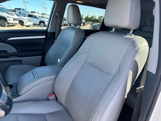 Used 2017 White Toyota XLE image 13