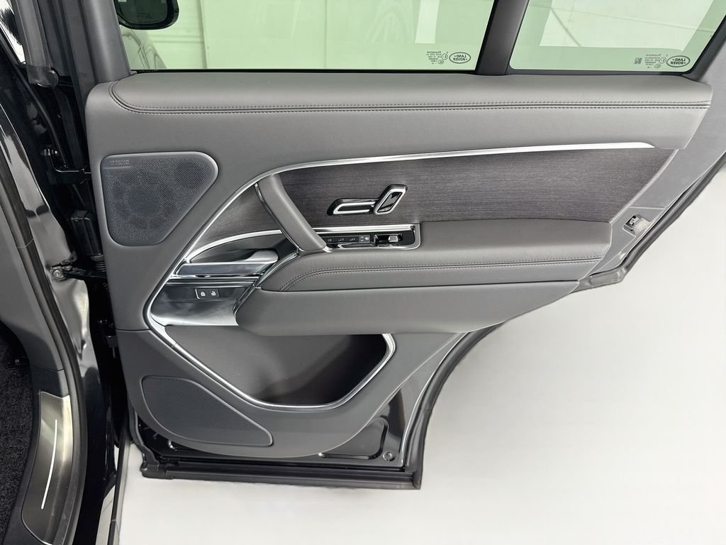 New 2026 Santorini Black Land Rover SE image 27