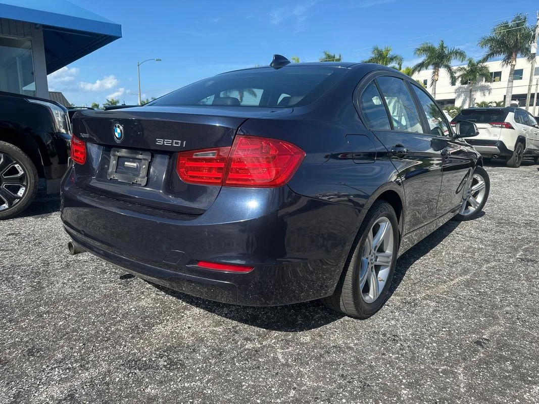 Used 2014  BMW xDrive image 2