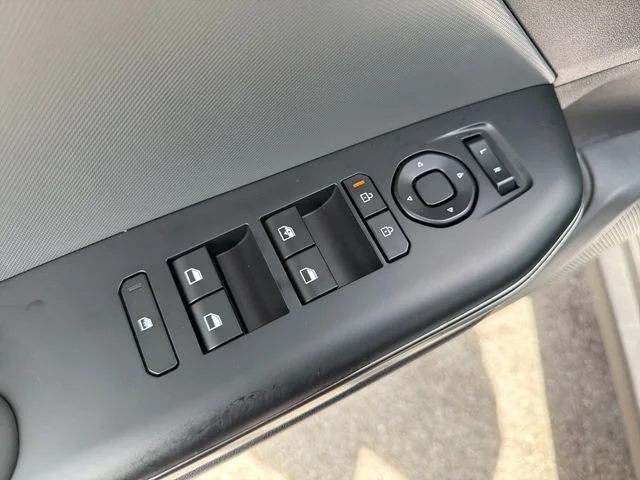 New 2026 Snow White Pearl Kia LXS image 17