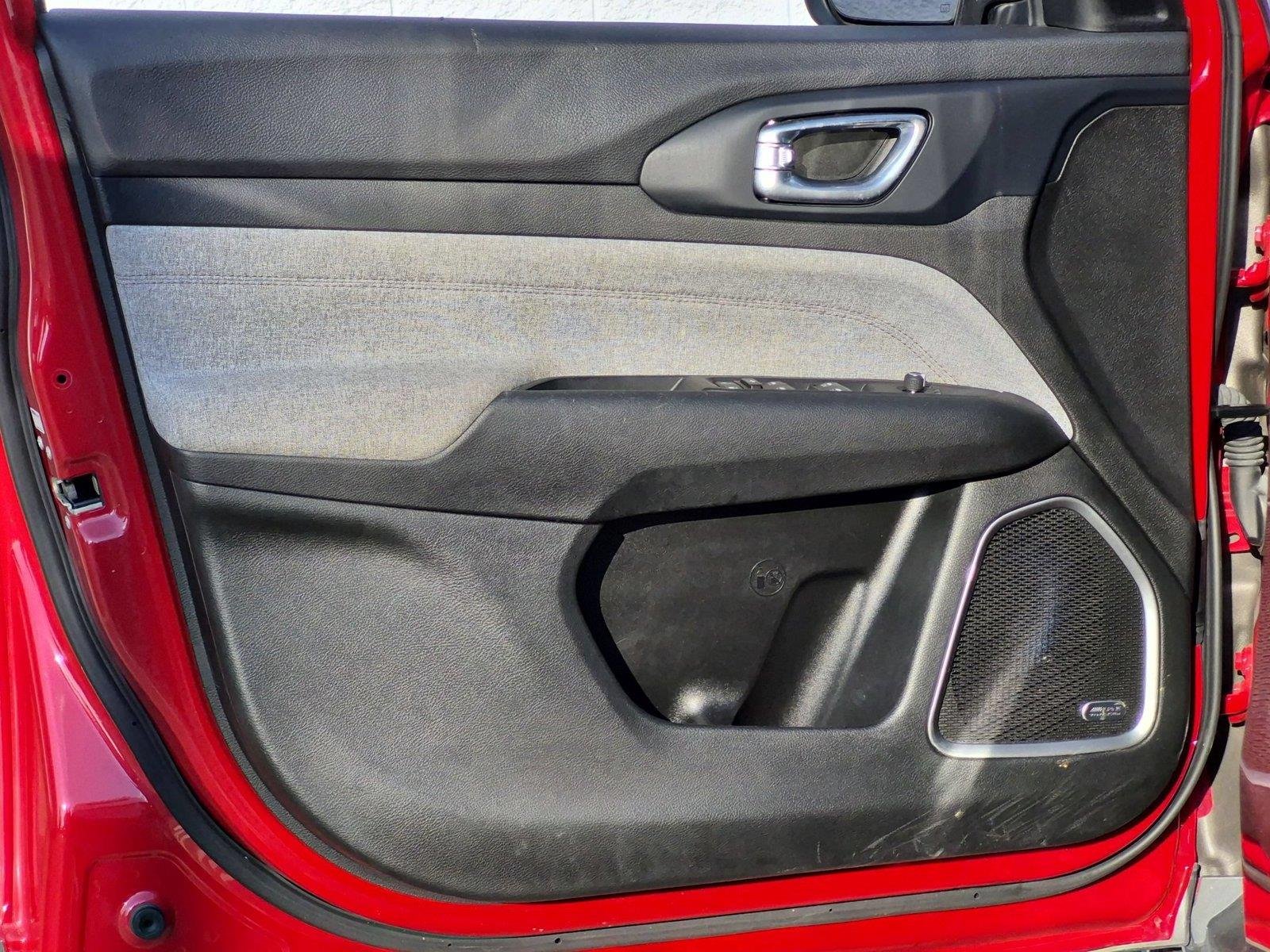 Used 2023 Redline Pearlcoat Jeep Latitude Lux image 14