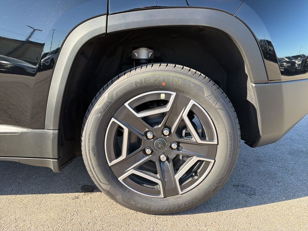 New 2026 Diamond Black Crystal Pearl-Coat Exterior Paint Jeep Laredo image 21