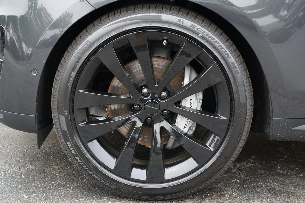 New 2026 Carpathian Grey Land Rover SE image 8