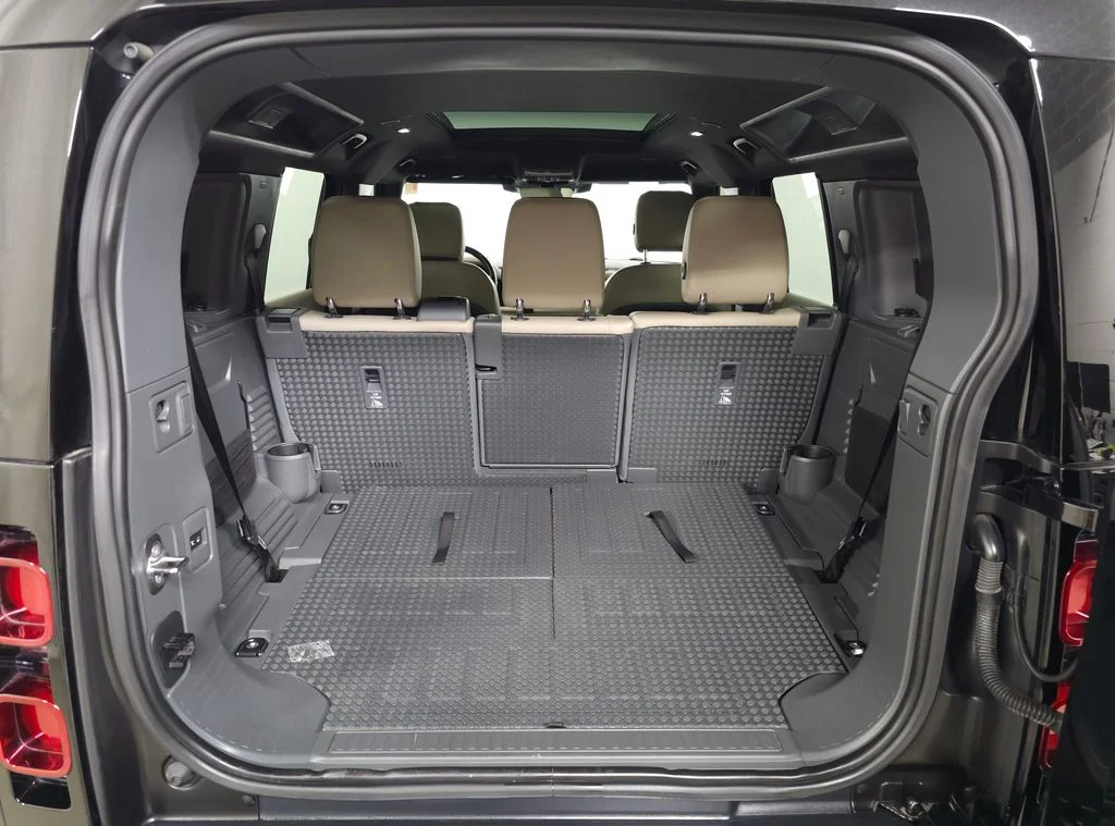 Used 2023 Black Land Rover S image 5