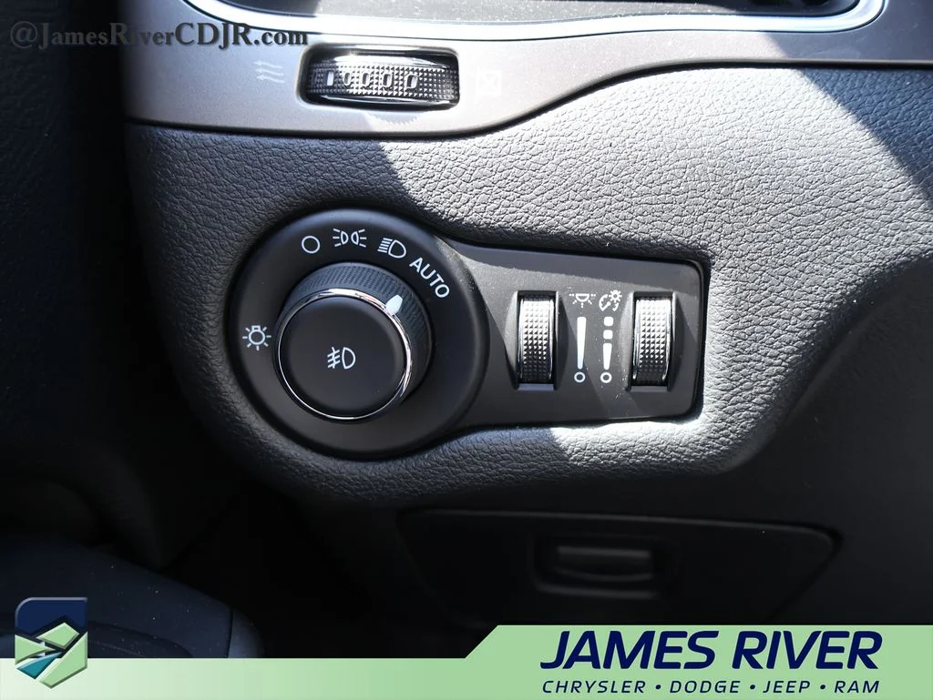 Used 2021 Silver Jeep Latitude Lux image 30