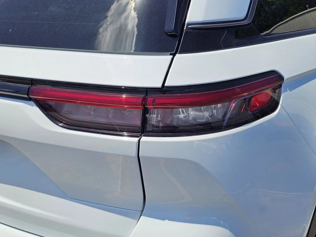 New 2026 Bright White Clear-Coat Exterior Paint Jeep Laredo Altitude image 9
