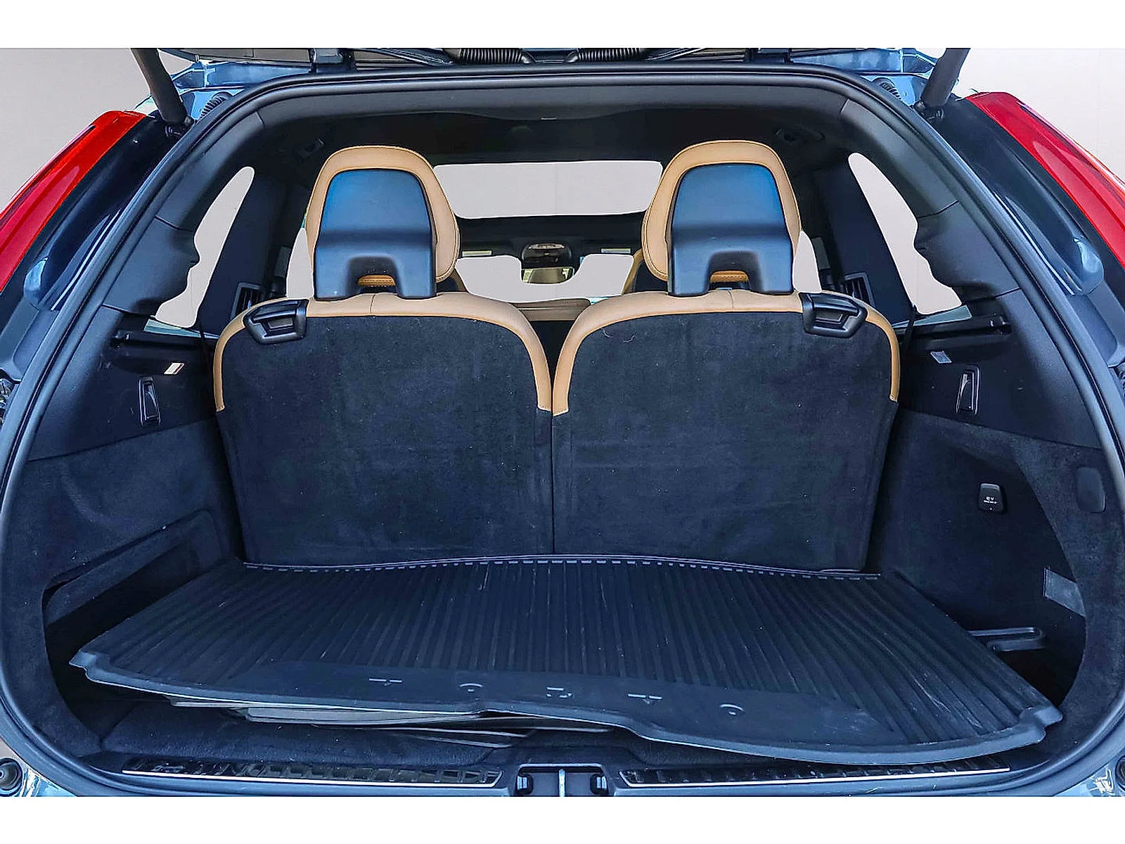 Used 2018  Volvo Inscription image 22