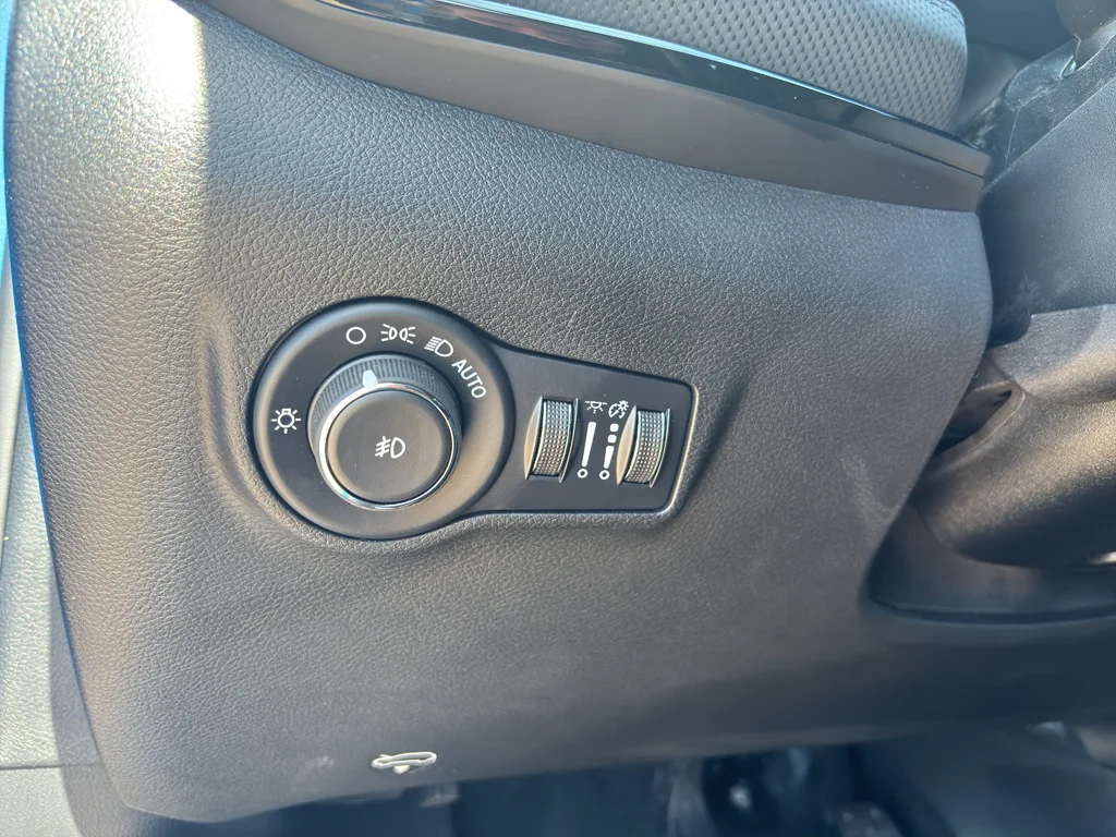 New 2026 Hydro Blue Pearl-Coat Exterior Paint Jeep Latitude Altitude image 34