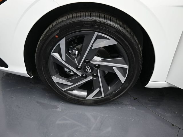 Certified Used 2025 White Hyundai SEL Convenience image 22