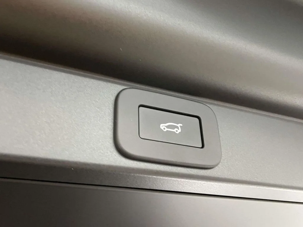 New 2026 Carpathian Grey Land Rover SE image 20