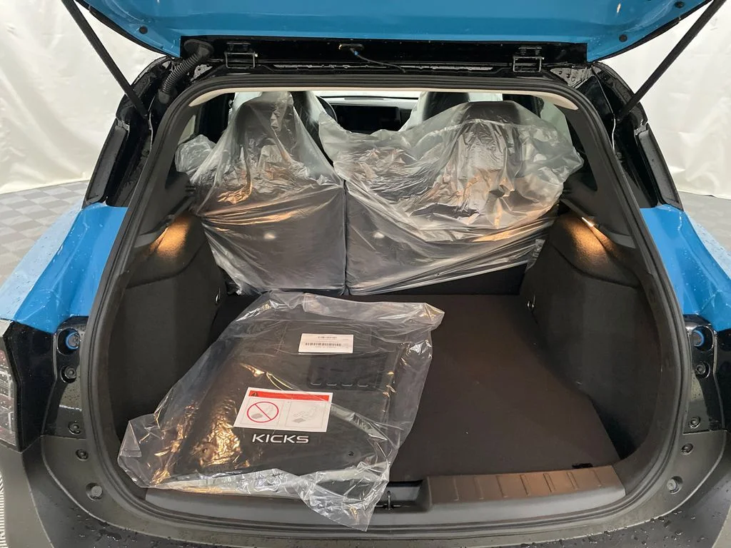 New 2026 Arctic Ice Blue Metallic / Super Black Two-tone Nissan SR image 7