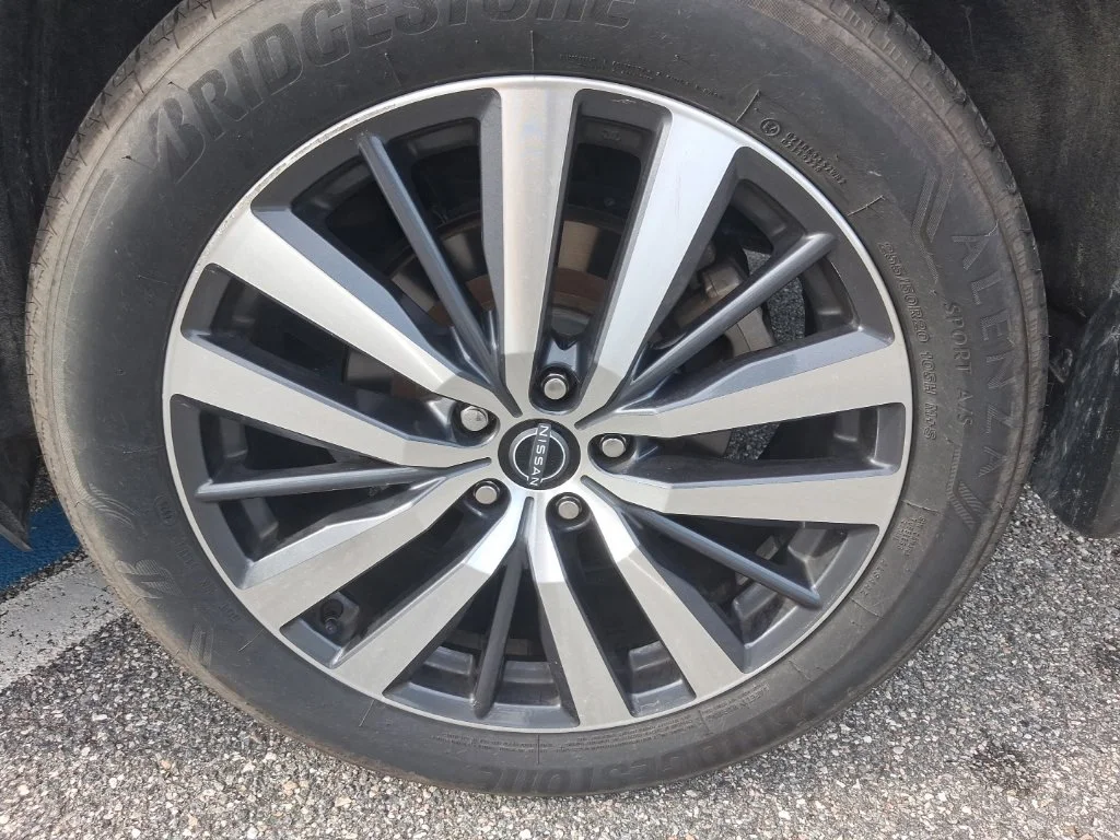 Used 2022 Silver Nissan Platinum image 16