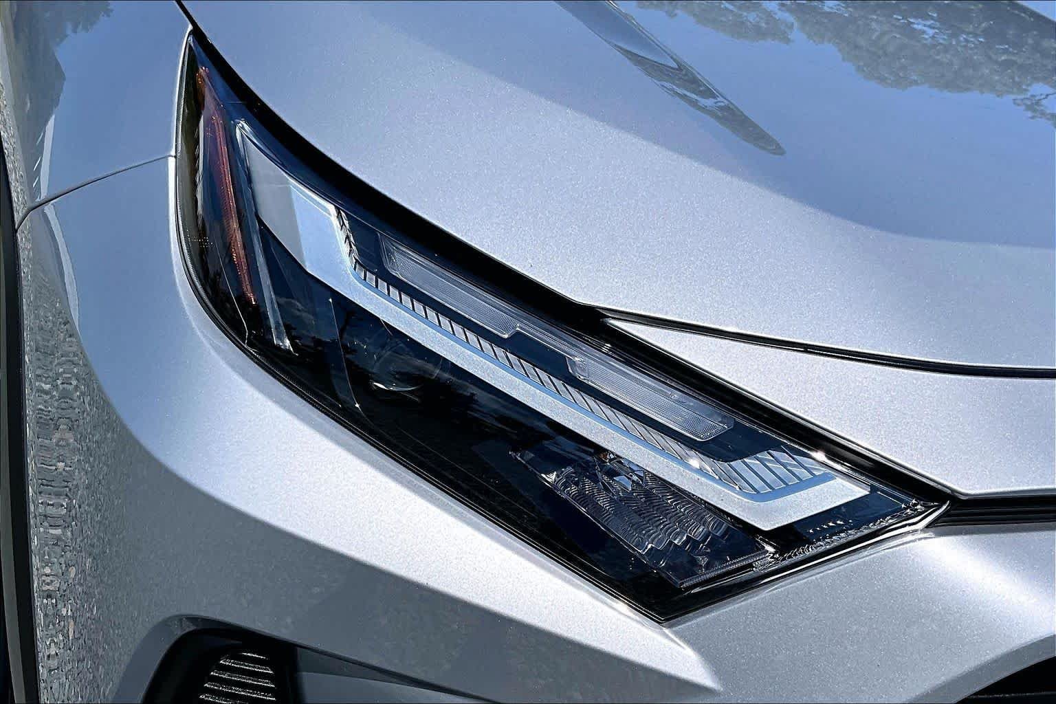 Used 2025 Silver Sky Metallic Toyota XLE image 28